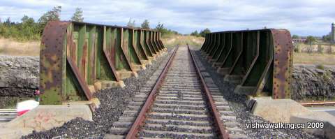 bay of quinte railway (cataraqui trail) - bridge over the 401
