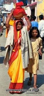 India-Lyucknow, Woman carrying bowl on her head