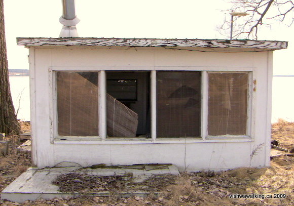 Tyendinaga, railway bed, abandoned cottage