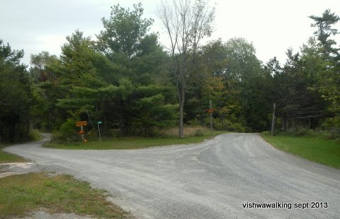 Foley Mountain: Junction in park road. Right: interpretive centre. :eft: superintendents's house