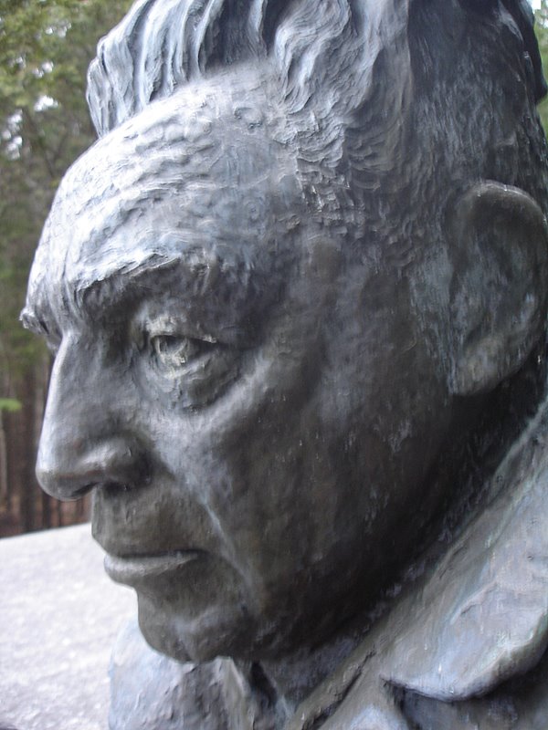 Reich - bust on tomb